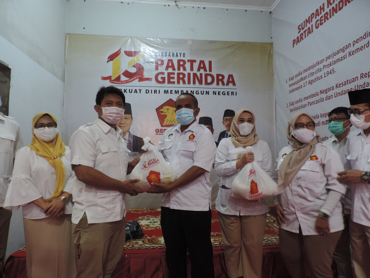 Partai Gerindra Surabaya Bagi Sembako