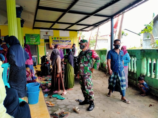 Serka Mudher Memantau Penyerahan BPNT Untuk Warga Desa Peltong