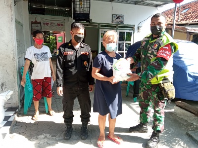 Babinsa Koramil 04 Sukolilo Salurkan Bantuan Sembako Ke Warga Kurang Mampu