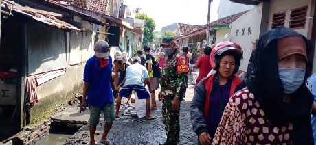 Babinsa Sidodadi Sertu Tamrin Bersama Warga Karya Bakti Sambut HUT RI ke 76
