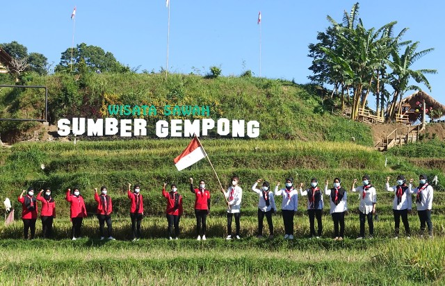 Masyarakat bersama Rakasiwi Wisata Sumber Gempong, Trawas. / Foto : Bowo Widianto