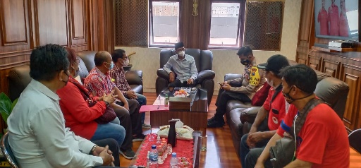 Perwakilan APRTN saat ditemui Ketua DPRD Kota Surabaya di ruangannya. (fad)