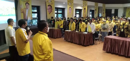 Arif Fathoni (Tengah menghadap ke peserta) sedang membuka Pendidikan Politik dalam Kemah Kegolkaran. (Tim)