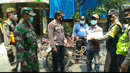 Babinsa Koramil Tandes Gelar Yustisi PPKM Level 1 Serta Bagikan Beras