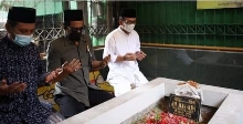 A.H. Thoni (baju putih) saat berziarah ke Makam KH Mas Alwi, salah satu pendiri NU di Surabaya. (Dok. Tim)