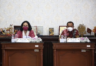 Wakil Walikota Surabaya Armuji saat menemui Anggota Komisi X DPR RI, Agustina Wilujeng Pramestuti. (dok Humas Kota Surabaya)