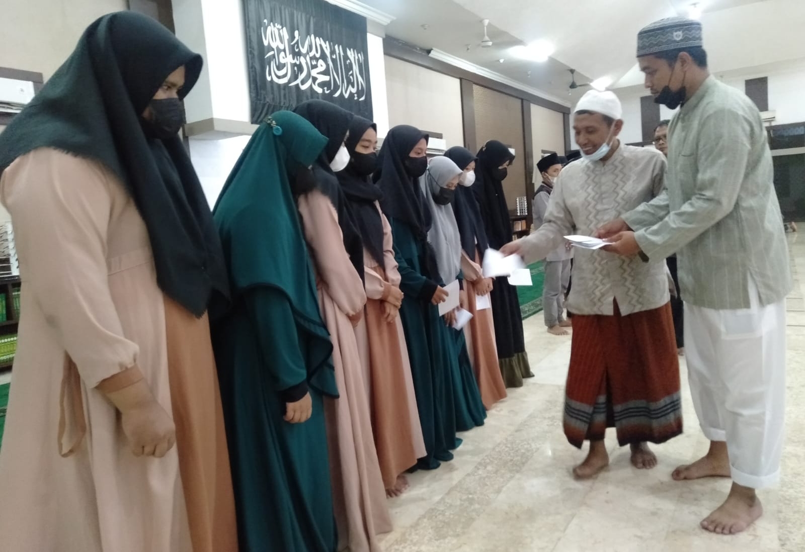 Pemberian Santunan Anak Yatim oleh Perwakilan Sinar Mas Traktor (Tim)