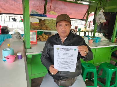 Mat Sukri saat menunjukkan bukti badan hukum yang dimiliki oleh Koperasi Bebek Cabang Purnama. (Andi)