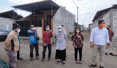 Wakil Ketua DPRD Surabaya Reni Astuti bersama Ketua Fraksi PKS Cahyo Siswo Utomo di Asemrowo. (Tim)