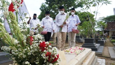 Puncaki HUT Partai Gerindra Surabaya Ziarah ke Makam Prof Suhardi