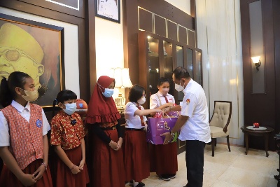 Armuji Wakil Walikota Surabaya saat memberikan beasiswa dan bingkisan kepada perwakilan penghafal kitab suci. (mar)