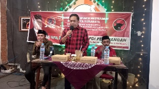 Anas Karno saat menemui warga Kecamatan Mulyorejo, dalam masa resesnya. (Mbesuel)