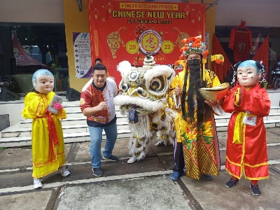 Herman, Ketua Umum PPNKRI saatfoto bersama perwakilan pengisi acara imlek bersama di pelataran AJBS Surabaya. (Tim)