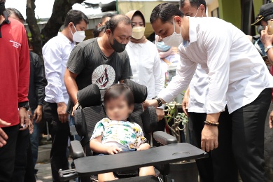 Kunjungi Anak Penderita Hidrosefalus, Wali Kota Eri Beri Bantuan