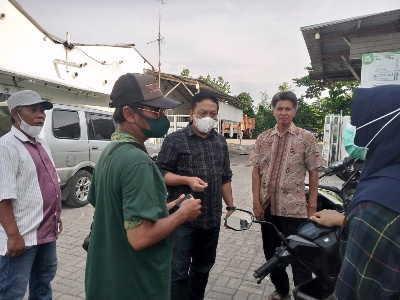 Anas Karno (masker putih) saat meninjau langsung ke Keputih Tegal Timur Baru, kemarin. (Tim)