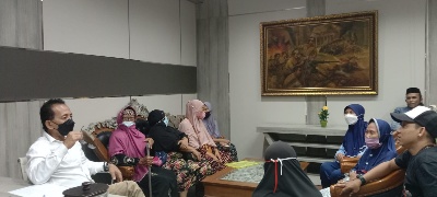 AH Thony (kemeja putih) saat menerima puluhan emak-emak bersama Ajeng Wira Wati. (Tim Mbesuel)