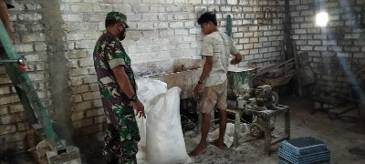 Babinsa Sidayu Ajarkan Cara Pemasaran