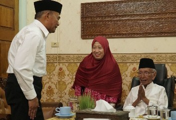Menko PMK Muhadjir Effendy saat bertemu Kyai Tar dan istriny di Pondok Pesantren Shidsiqiyah (tim)
