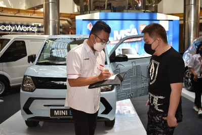 DFSK Luncurkan Mobil Listrik Mini EV Di Atrium Galaxy Mall, Surabaya. (tim)