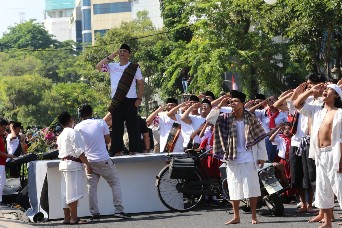 Walikota Eri Cahyadi saat memimpin pebghormatan kepada Sang Merah Putih. (Diskominfo Surabaya)
