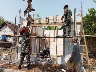 Proses pembangunan rumah layak huni milik Pak Solich dilakukan oleh Kodim 0817/Gresik. (Penrem 084/BJ)