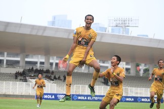 MHD Ragil (tengah) sesaat setelah sundulannya menembus gawang Persib . (tim)