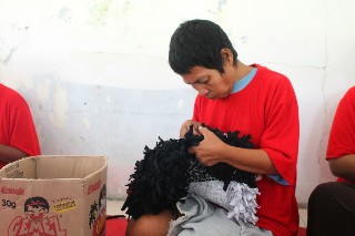 Pemkot Surabaya Latih ODGJ Liponsos Buat Handycraft