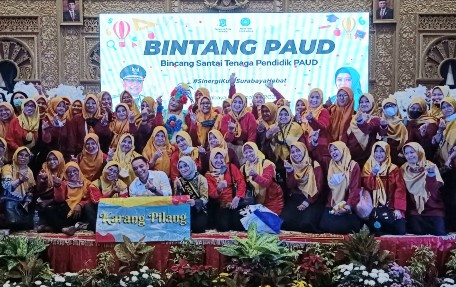 Walikota Eri Cahyadi di tengah Bunda Paud Surabaya. (Tim)
