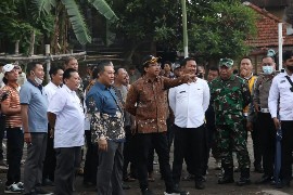 Bupati Sidoarjo Gus Muhdlor (baju batik) bersama jajarannya di Desa Kedungrejo, Waru (tim)