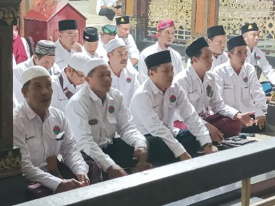 Abdul Gjoni (ketiga dari kanan, barisan depan) bersama puluhan anggota Bamusi Surabaya saat ziarah ke Komplek Pesarean Tebu Ireng, Jombang. (Tim)