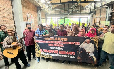 Syamsudin Efendi (tengah baju merah krah hitam saat deklarasi dukung Prabowo Presiden 2024. (Tim)