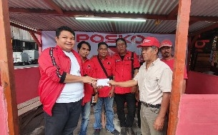 Wakil Sekretarus DPC PDI Perjuangan, Achmad Hidayat (jaket merah) saat memberikan bantuan untuk Posko PDIP Gembong dan MBR Simokerto. (mar)