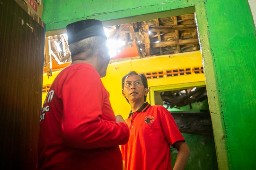 Adi Sutarwijono saat meninjau rumah warga di Genting, Kalianak,Surabaya. (Tim)
