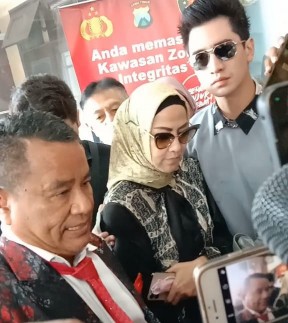 Hotman Paris Hutapea saat tiba di Mapolda Jatim mendampingi Venna Melinda. (Tim)