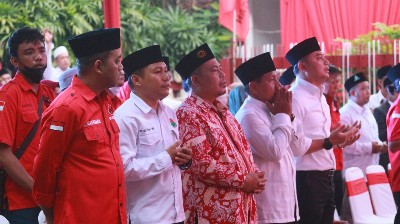 Abdul Ghoni Mukhlas Ni'am (kedua dari kiri) Ketua Bamusi Surabaya dalam Peringatan Nuzulul Qur'an. (Foto: Bachan)