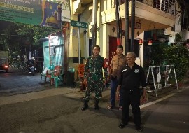 Babinsa Sidotopo Patroli Malam Pastikan Wilayah Binaan Aman