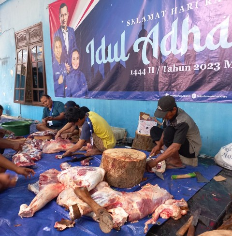 Proses persiapan pembagian hewan kurban di teras Kantor DPC Partai Demokrat Kota Surabaya. /Foto: Bachan
