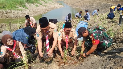 Penanaman Rumput Vetiver cegah erosi Kali Lamong./Foto: Pen0817