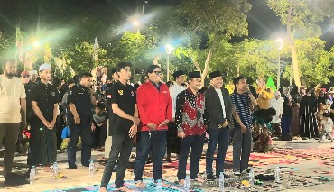 Abdul Ghoni MN (kedua dari kanan, jas hitam depan) saat Pelabtikan Karang Taruna Bulak di Taman Suroboyo. /Foto: tim