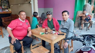 Mahfudz, Sekretaris Komisi B saat bertemu warga Sukolilo Baru. /Foto: tim