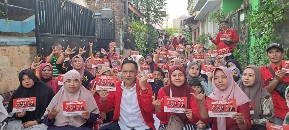 Anas Karno (tengah jaket merah) saat disambut ibu-ibu di kampung Semolowaru. / Foto: tim