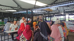 Anas Karno saat menemui pedagang fresh mart di SWK Kutisari. /Foto: tim