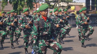 Kodim 830/Surabaya Utara Latihan Defile Pasukan Bertingkat