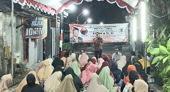 Anas Karno (berdiri) saat bertemu warga Nginden Jangkungan, Surabaya. /Foto: tim