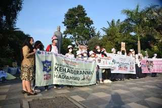 Pelajar Surabaya Turun ke Jalan Kampanyekan Stop Kekerasan pada Anak