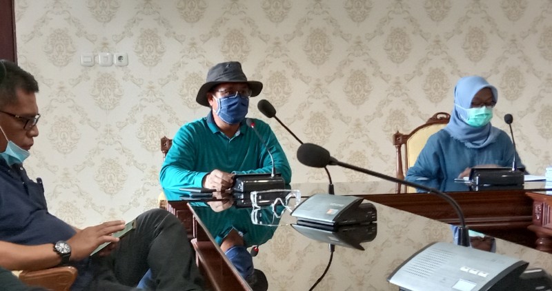 M. Fikser (kedua dari kanan) saat menyampaikan keterangan pers di Balai Kota Surabaya. / Foto : Bachan