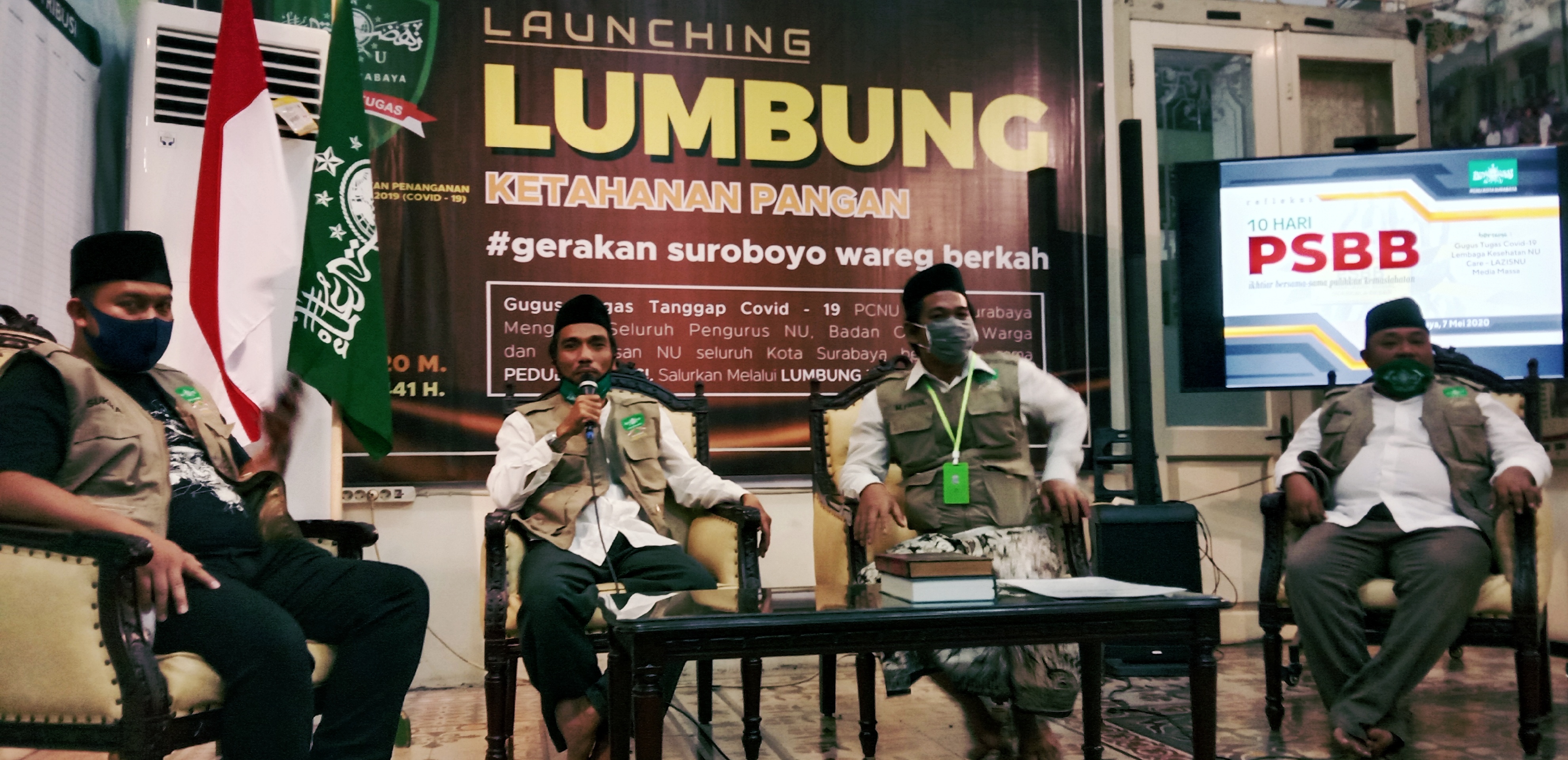 Ketua PCNU Kota Surabaya, Muhibbin Zuhri (kedua dari kiri) didampingi, dr. Sukma, Fisol dan Yusuf./ Foto : Bachan