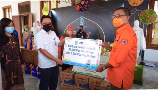 Direktur Rekayasa Umum dan Harkan menyerahkan secara simbolis Bantuan Logistik dan Alat Rapid Test kepada Kepala BPBD Jawa Timur disaksikan Gubernur Jawa Timur.
