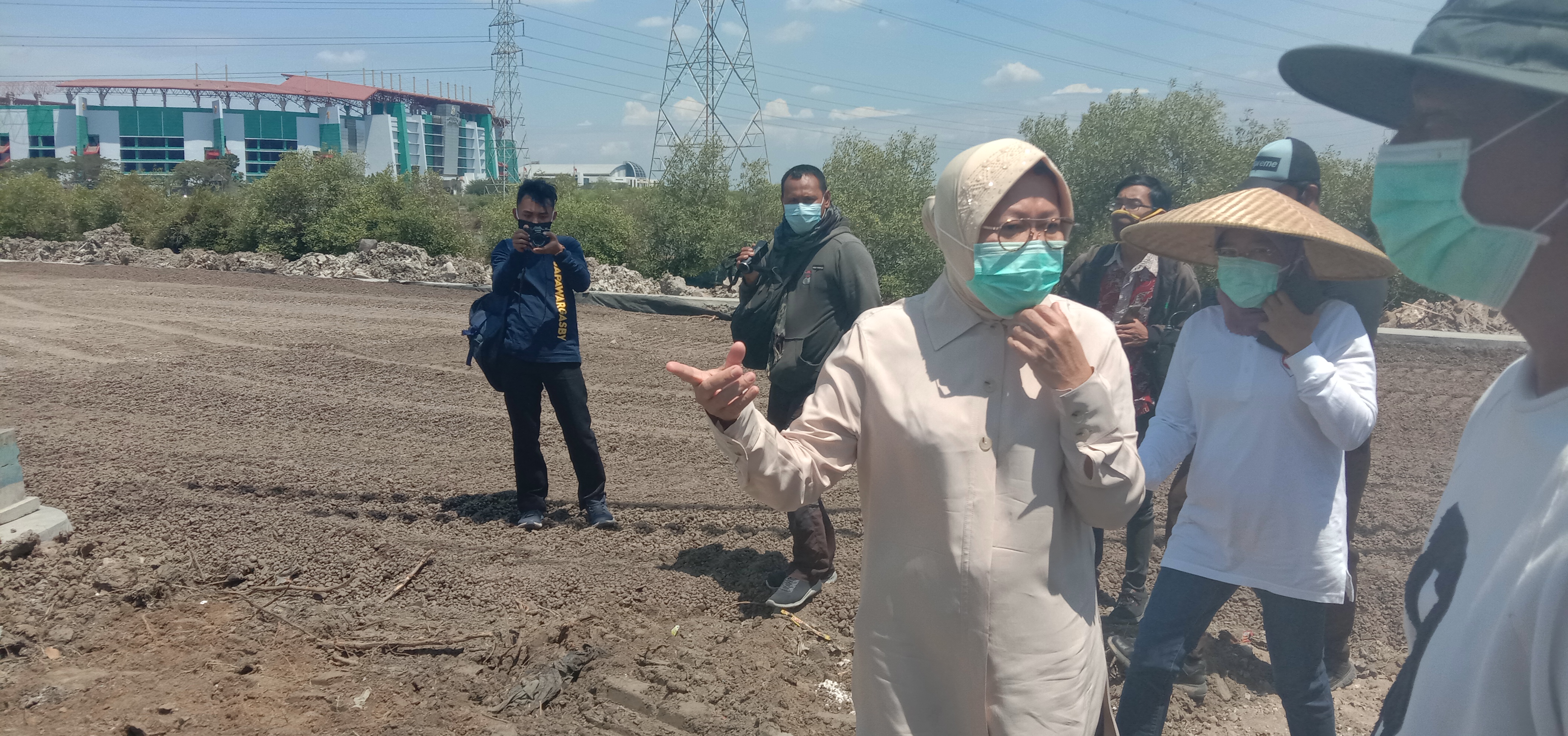 Risma (tengah bermasker hijau) saat meninjau salah satu proyek jalan di jalur tol Romokalisari, Selasa (1/9/2020)./Foto : Bachan