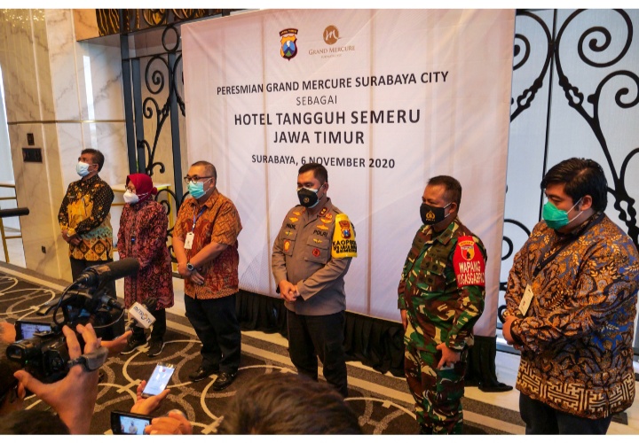 Dari kiri ke kanan : Kepala Dinas Kebudayaan & Pariwisata Propinsi Jawa Timur Bapak Sinarto, S.Kr, MM, Walikota Surabaya , Tri Rismaharini, Kapolda Jawa Timur, Owner, Adi Sutanto, Irjen Pol. Dr. Mohammad Fadil Imran, M.Si. , KasDam Brawijaya, Brigadir J